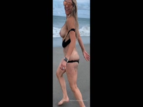 nikkidee954112: Woman's exposed tits on beach.