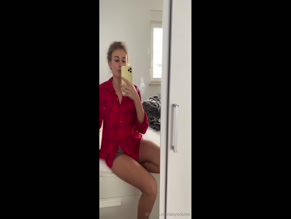 Sexyvickulya bedroom mirror selfie.
