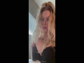 raverstaywithme squeezing her boobs