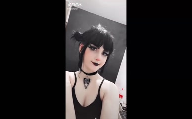 Honeylvz goth girl dance.