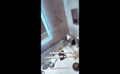 Una Healy hotel room tour.
