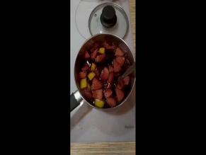 Titsmilkvip simmers fruit in pot