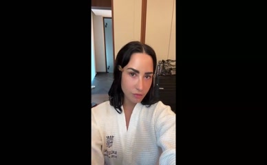 Demi Lovato bra flash