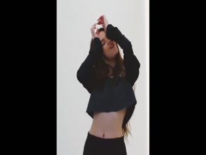 Hailee Steinfeld navel dance