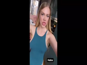Sserelyereli swimsuit cleavage.