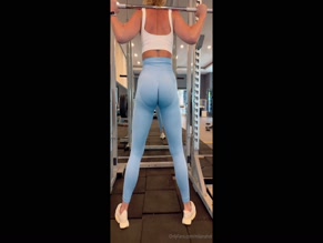 imgem00:00 Woman's butt crack clearly visible through tight blue leggings while squatting