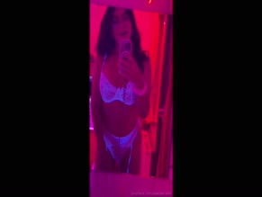 lapepatravel: she shows her body