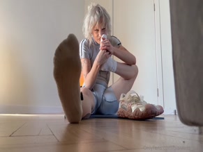 giantessvovk topless foot odor sniff tongue lick