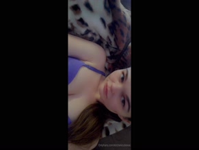 kitchencutiexox bra cleavage visible
