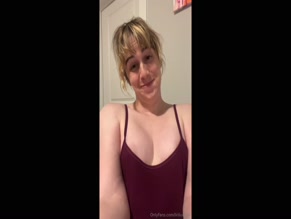 liriluvfree: shows her cleavage