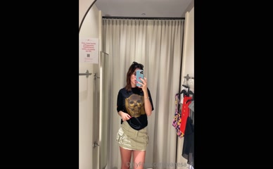 vanesa4: fitting room selfie, shows her bare legs