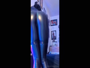 julielithoe ass in shiny black leggings
