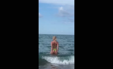 Gizemsavagex ass in bikini at beach