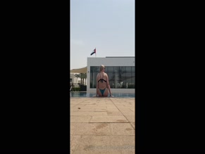 jules00810: backside in wet bikini