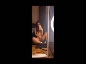 Elleperrii masturbates in mirror selfie.