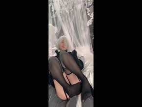 jyu_san ass and feet tease in hot cosplay