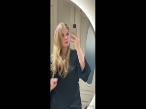 Sandysunnyy mirror selfie cleavage tease