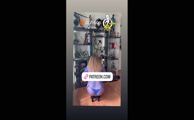 JustYeliz shaking her ass in a blue thong