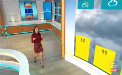 Laura Tobin's cameltoe and leg show.