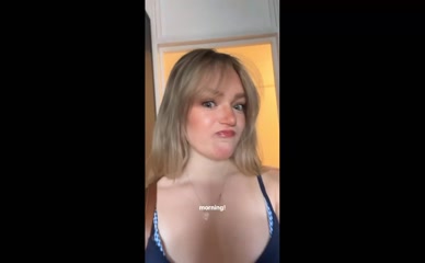 Sapphire Upshall cleavage tease