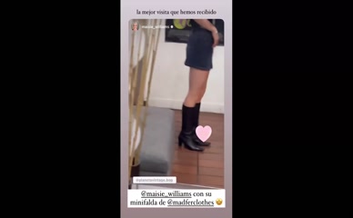 Maisie Williams miniskirt mirror selfie