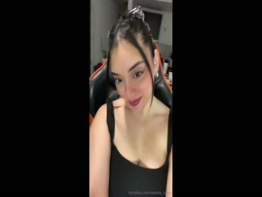 isabellacurvy: Explicit deep cleavage