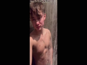 Naked Kaikaigg Showering