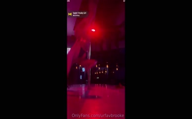Stripper urfavbrooke pole dance.