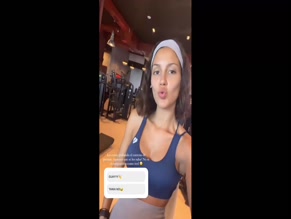 Tania Medina cleavage gym selfie