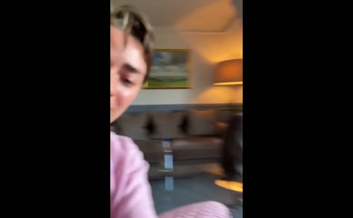 Maisie Williams transition queen hair reveal leopard print outfit.